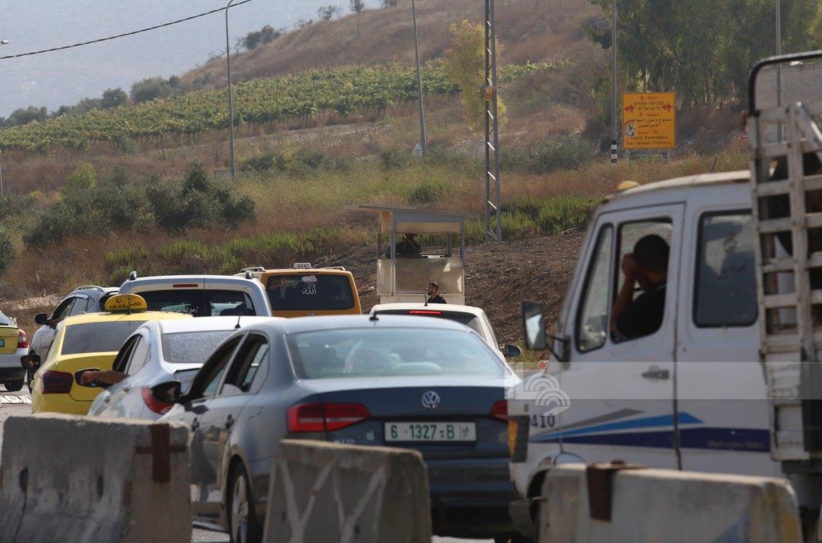 قوات الاحتلال الإسرائيلي تشدد إجراءاتها العسكرية على حاجز حوارة جنوب نابلس (تصوير: أيمن النوباني/وفا)